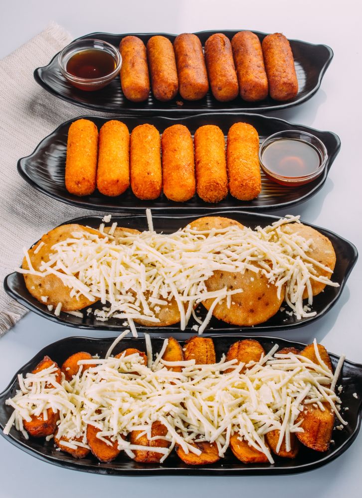 Combinations of Venezuelan dishes, served as starters, tequeños, sweet arepas with cheese and fried plantain with cheese