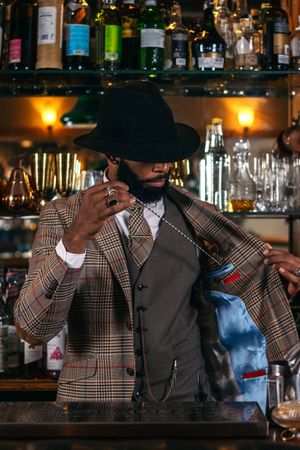 The elegance of mix: a bartender with attitude