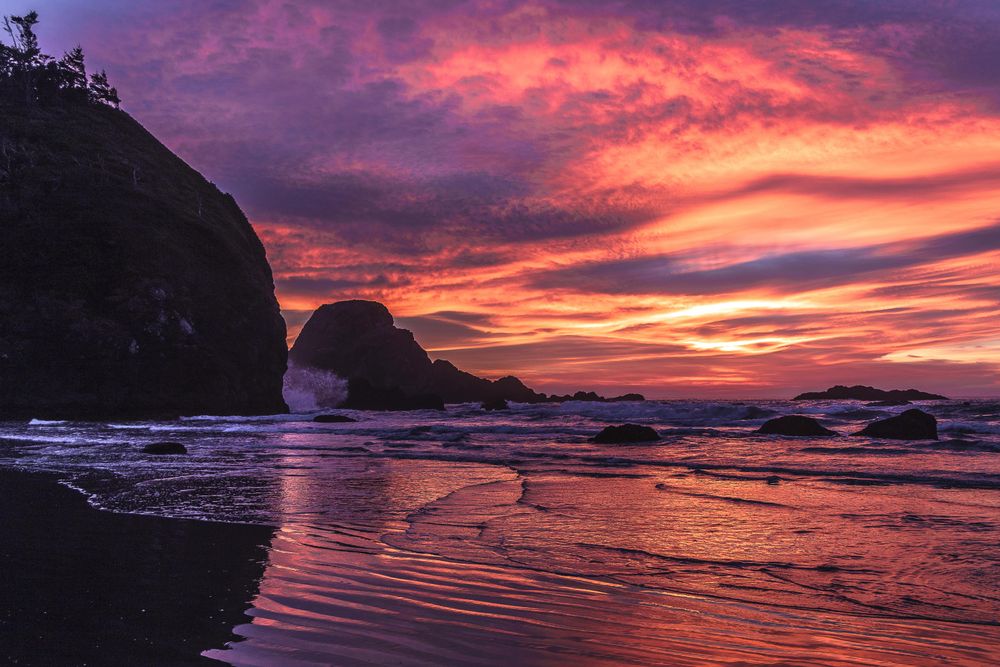 Waves coming in on the pacific north west at dusk