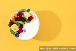 Yogurt bowl with fresh fruit 0yEyL0