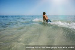 Young man enjoying a surf in sea water 0LdaxR