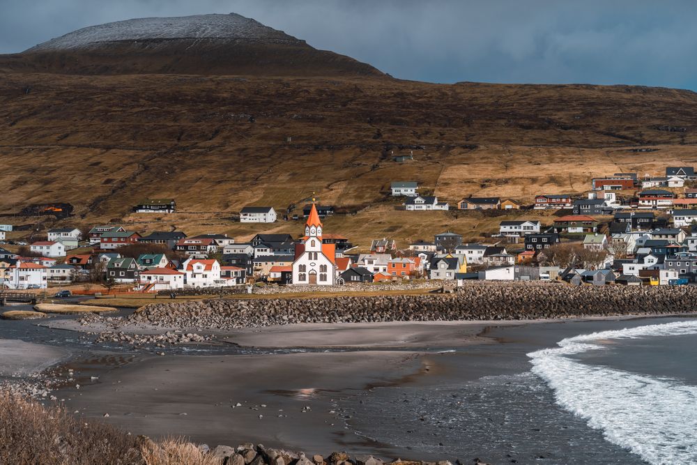 Small settlement between hill and seashore