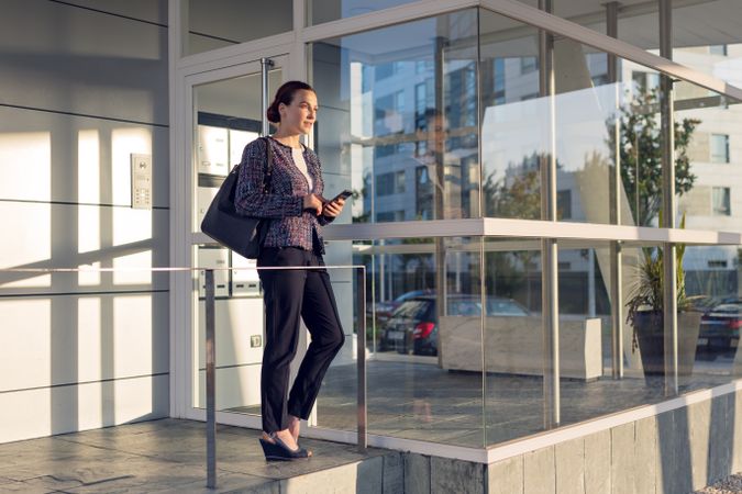 Smiling businesswoman using the cellphone