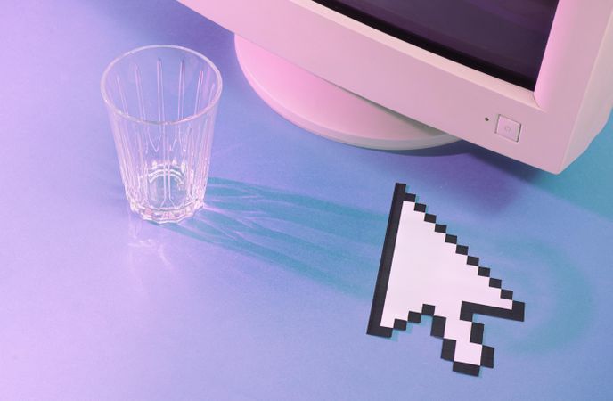 Retro computer screen with pointer and empty glass