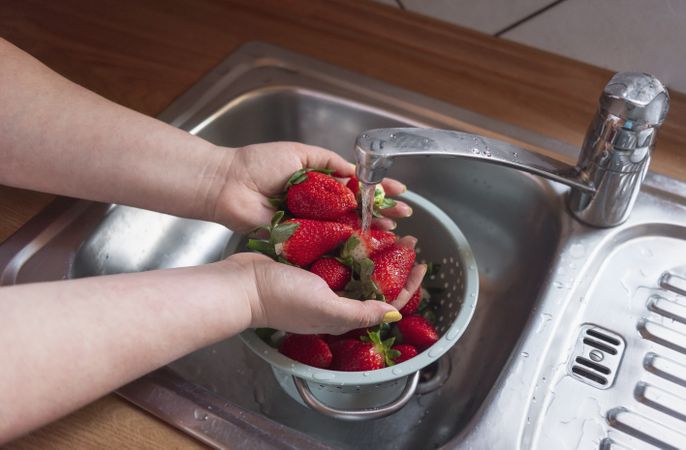 Cleansing strawberries in the sink