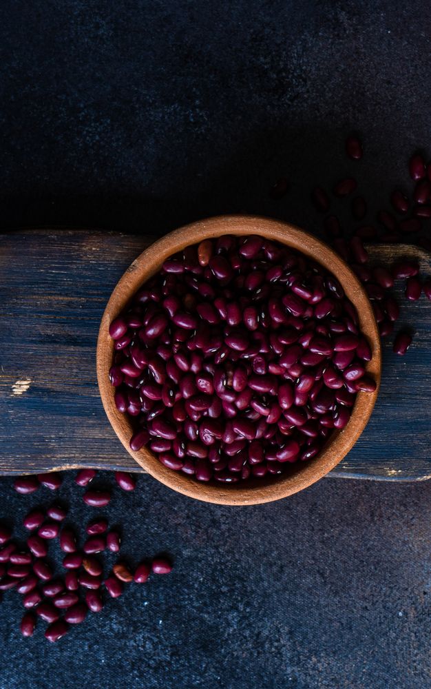 Kidney beans in bowl on wooden table