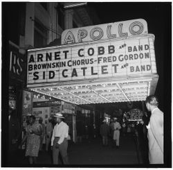 New York City, New York, USA - 1946/1948: View of the Apollo Theatre marquee bDQp80