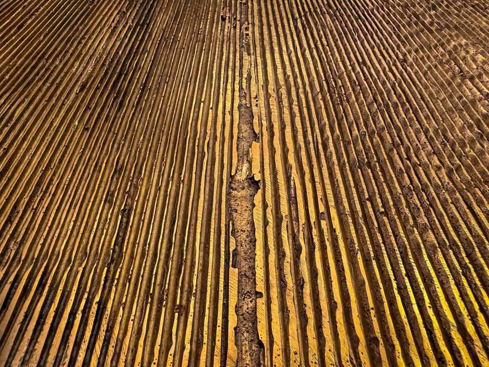 Radiating grooves and ridges on metalic surface