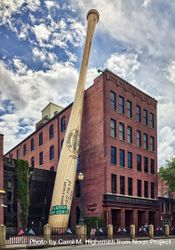 Giant baseball bat outside Louisville Slugger Museum and Factory in Louisville, Kentucky’s 4mVqNb