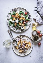 Salad with nectarines and crunchy lentils