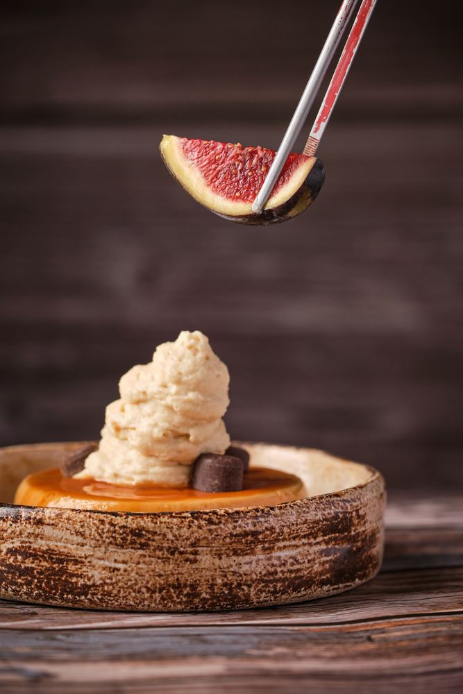 Process of decorating cheesecake with slice of fig