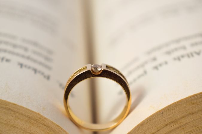 Diamond ring balancing in opened book