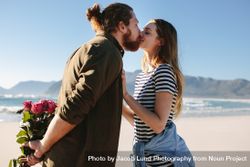 Loving couple kissing on the beach 4dO3n5