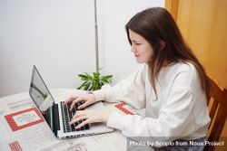 Teenage girl using computer 41Om70