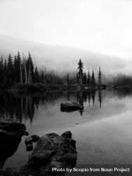 Grayscale photo of lake surrounded by trees in Snoqualmie Pass, Washington, United States 4mGRo0