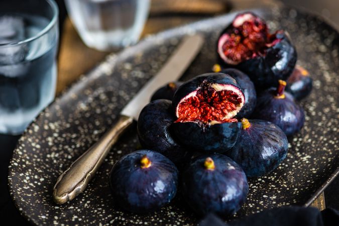 Healthy figs in a bowl