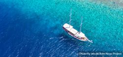 Aerial shot of boat in tropical waters, wide 0vL7R4