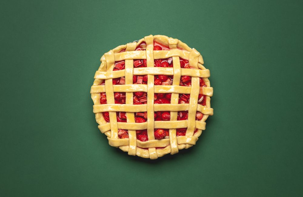 Uncooked strawberries rhubarb pie overview