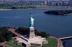 Aerial view of the Statue of Liberty, New York City, New York BbxoZ4