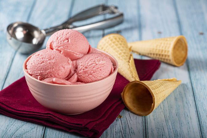 Bowl with strawberry ice cream balls.