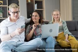 Family using laptop for online shopping 5rlgPb