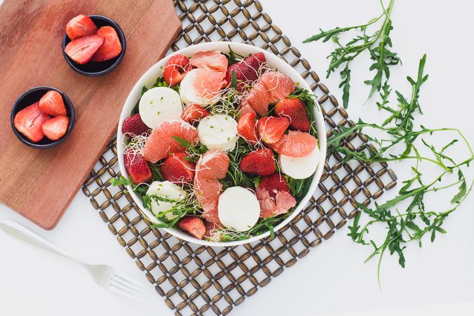 Strawberry, grapefruit and rocket salad on bowl