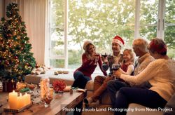 Family celebrating christmas with wine 4MGlwl