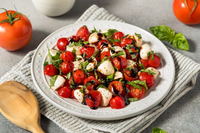 Healthy Tomato Basil Caprese Salad