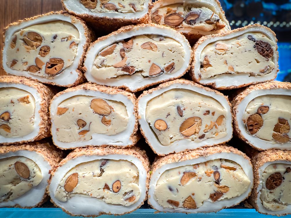 Turkish delight with crushed peanuts