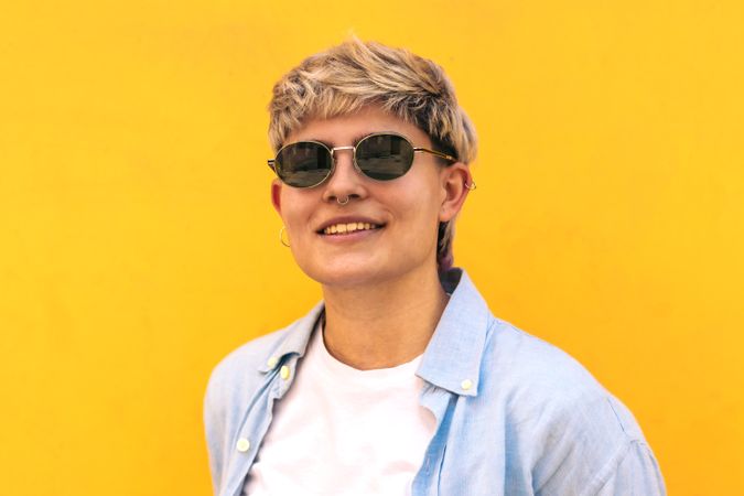 young woman with short hair, sunglasses and hair wicks.