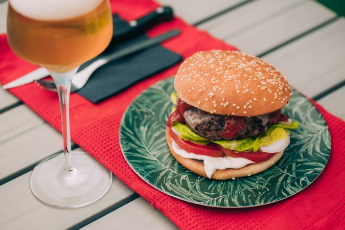 Cheeseburger with lettuce and tomato