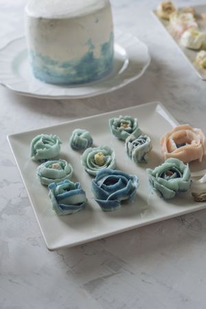buttercream flower ready for decorated