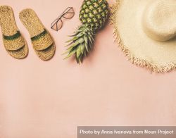 Sandals, glasses, pineapple, straw hat on pink background, with copy space 5pEkx4