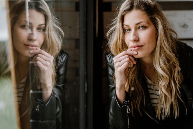 Woman sitting in a wooden bench in cafe