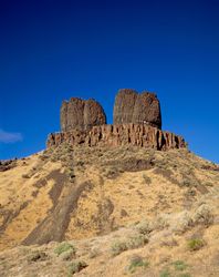 Two peaks at Hat Rock, Hermiston, Oregon O48yKb