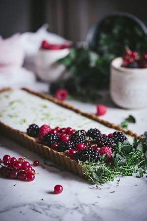 Lime pie with berries