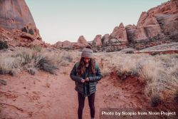 Woman standing in desert landscape 5lWQ60