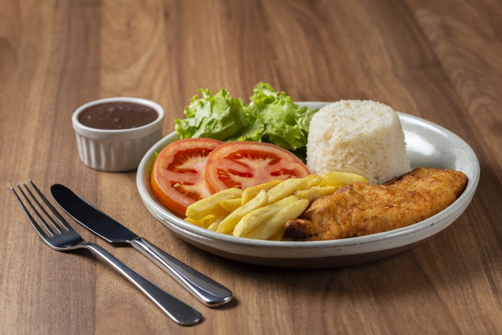 Executive dish with breaded fillet, rice, beans and salad.