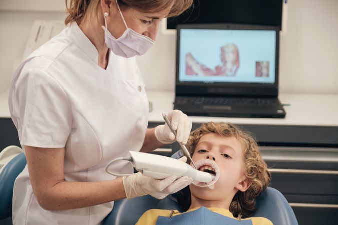 Crop dentist using dental scanner for digital displaying casts