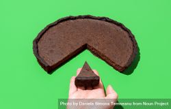 Chocolate tart isolated on a green background 421oe5