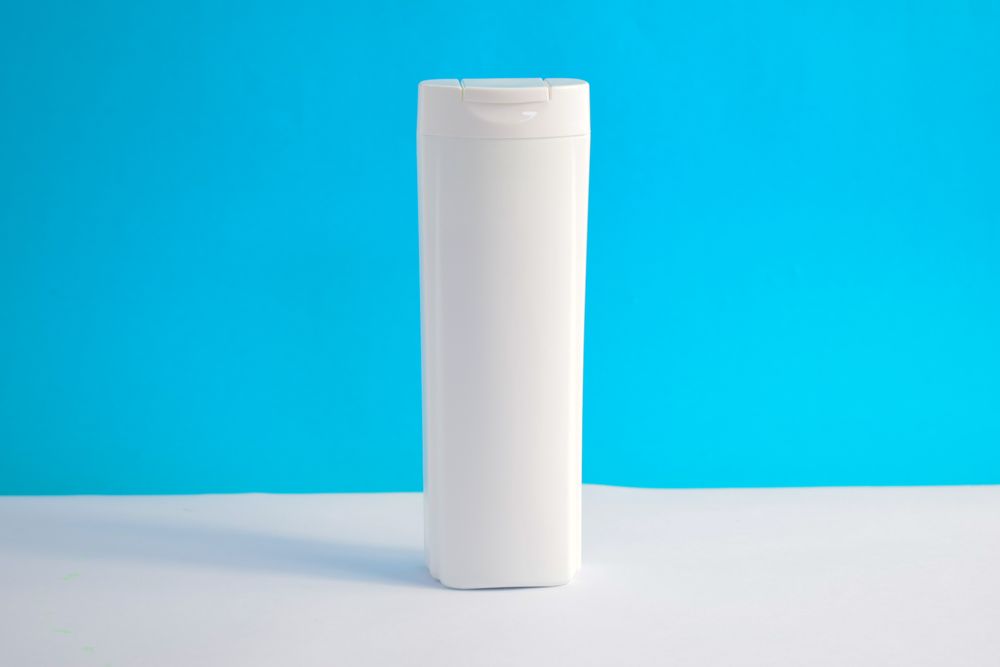 Mock up of shampoo bottle with blue background