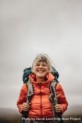 Happy woman on vacation enjoying hiking trip outdoors 4jrqJ4