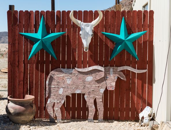Long horns and colorful lone star on fence in the Terlingua settlement, Texas