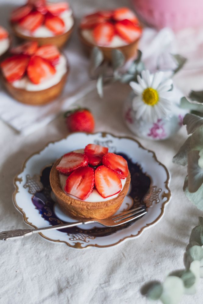 Custard and strawberry tartlets