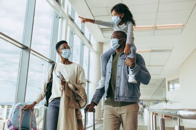 Black family traveling during pandemic