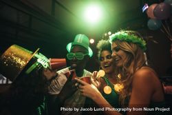 Friends celebrating St. Patrick's Day in nightclub 5lVpee