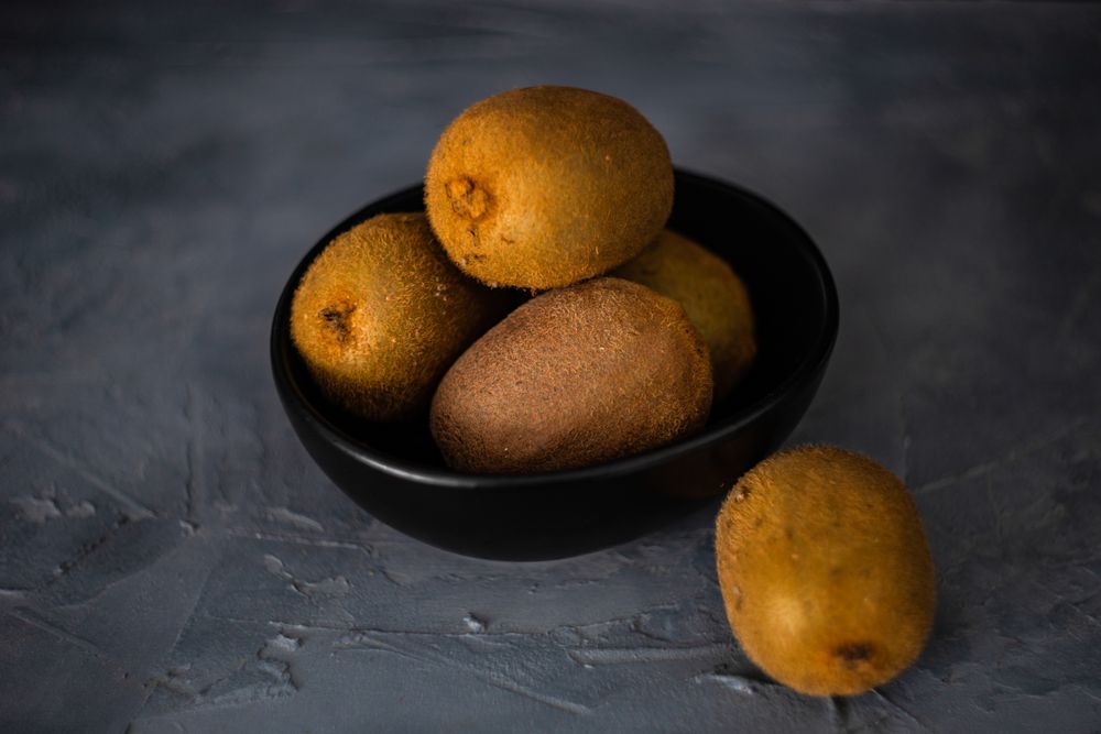 Bowl of whole kiwi fruits