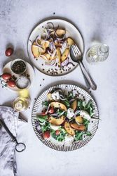 Salad with nectarines and crunchy lentils