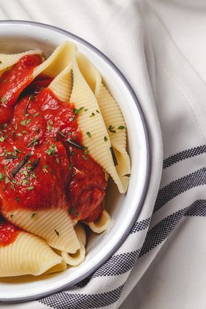 Big pasta shells cooked with tomato sauce