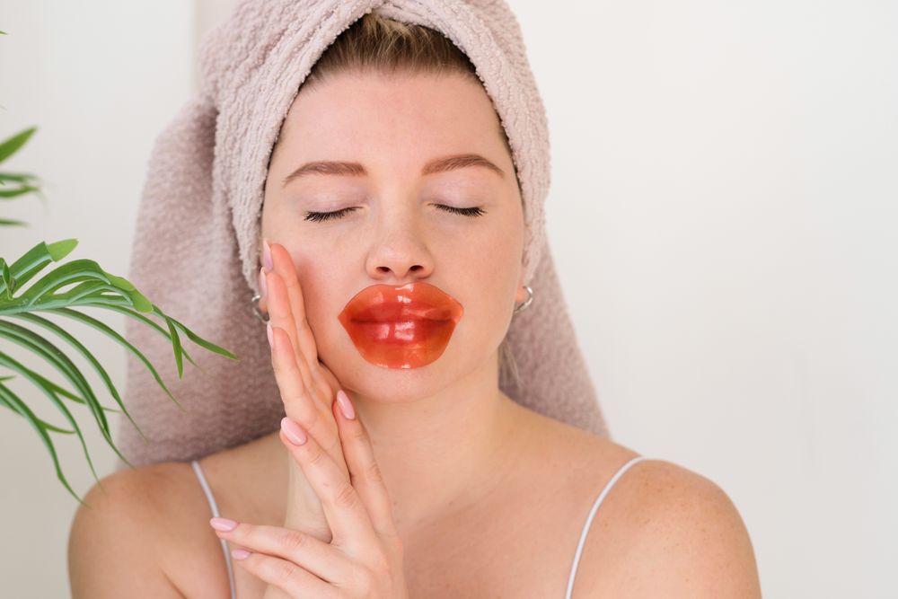 Applying lip-shaped gel mask.